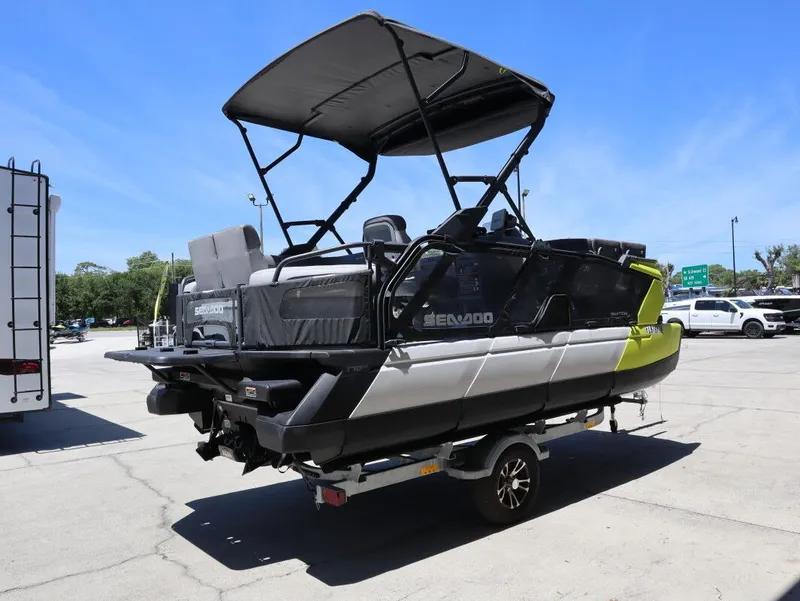 Slide: The Image of Sea-Doo Switch Cruise 18 - 170 HP 2023 - 6