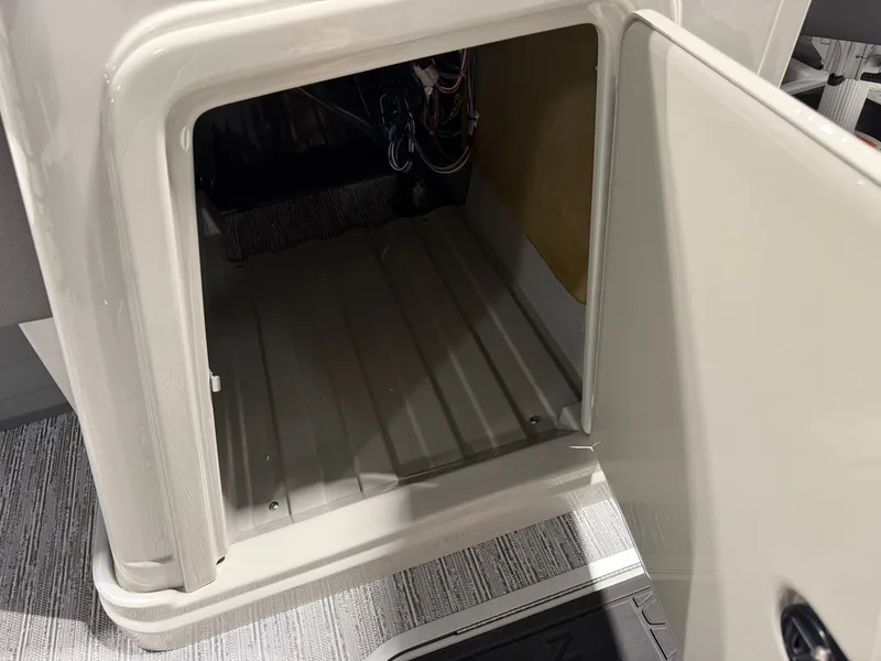 Slide: The Image of Storage compartment in Sylvan MIRAGE X3 DLZ BAR 2026 - 14