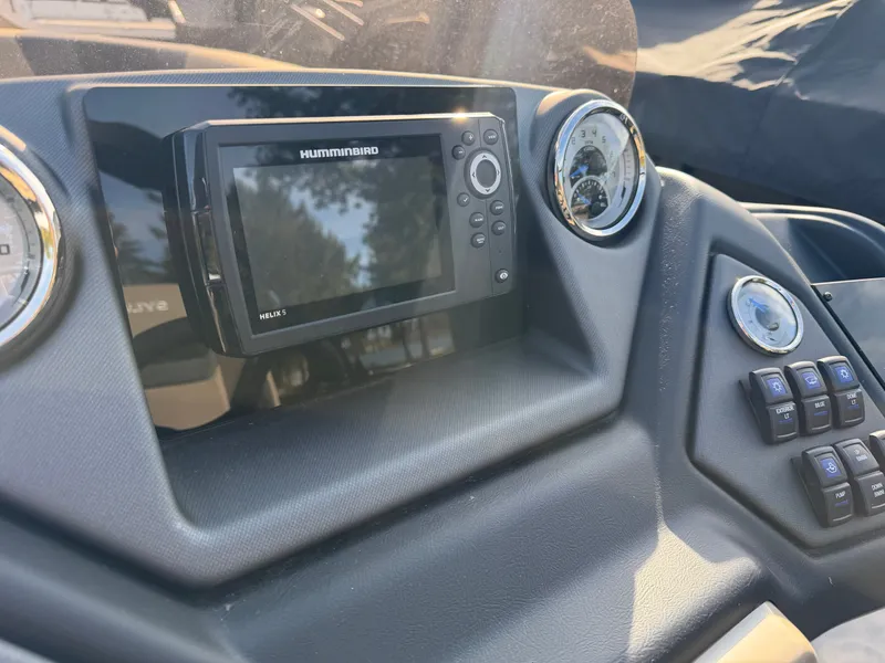Slide: The Image of The dashboard of a 2026 Sylvan L3 DLZ featuring a Humminbird display and controls. - 21
