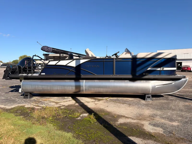 Slide: The Image of Sylvan MIRAGE X3 DLZ BAR 2026 on a parking lot. - 6