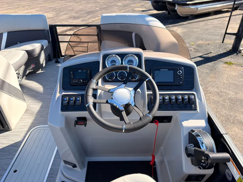 Slide: The Image of The image shows the helm of a Sylvan MIRAGE X3 DLZ BAR boat with modern instruments. - 34