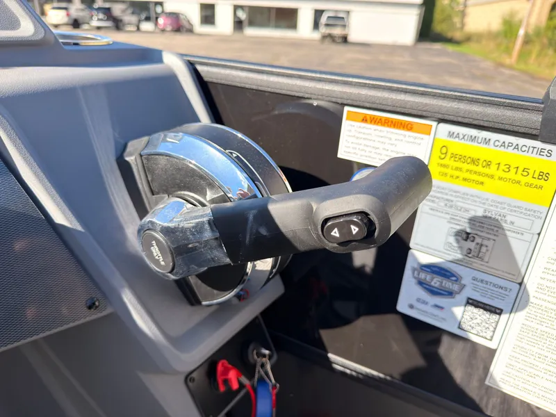 Slide: The Image of Close-up of the throttle lever on a 2027 Sylvan R-20 Q DH boat. - 33