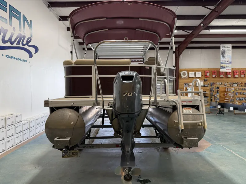 Slide: The Image of 2016 Bennington 20SLX pontoon boat in showroom. - 3