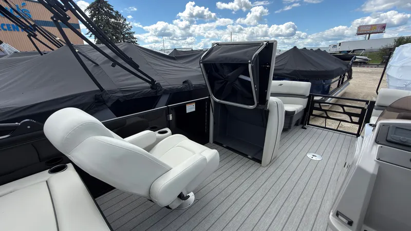 Slide: The Image of The image shows the deck of a Starcraft EX 20 Q DH boat with white seats and gray flooring. - 28