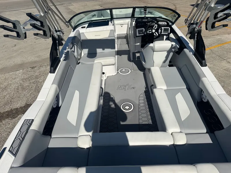 Slide: The Image of MasterCraft NXT24 2022 - 8