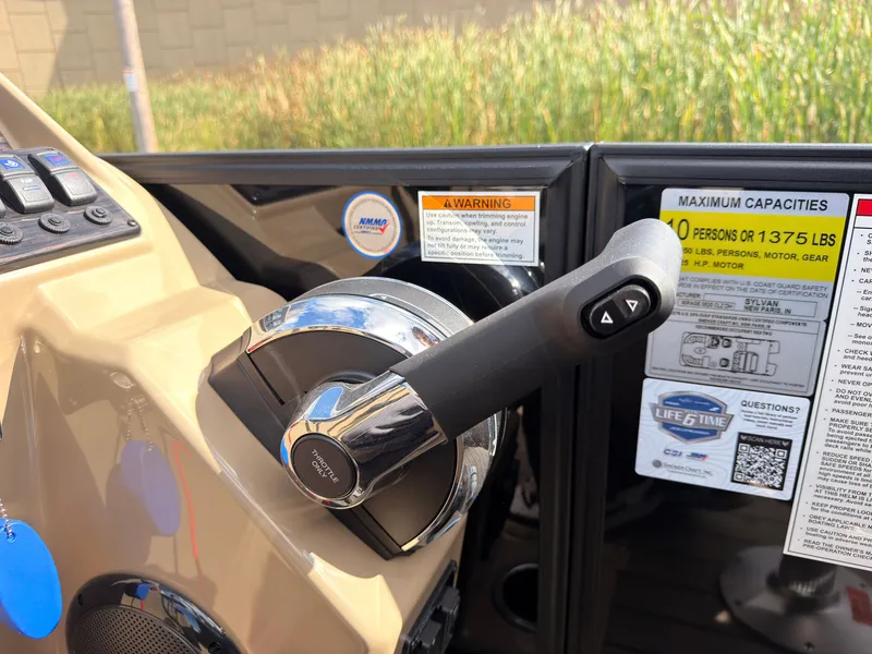Slide: The Image of Close-up of the throttle lever on a 2027 Sylvan Mirage 8520 CLZ DH. - 46