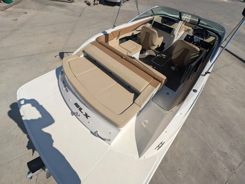 Slide: The Image of Sea Ray SLX 230 2015 - 17