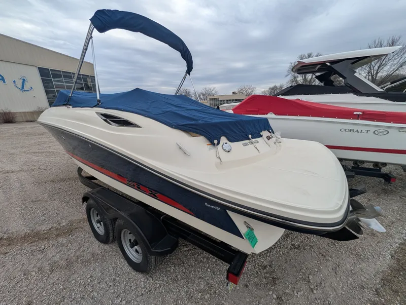 Slide: The Image of Sea Ray SLX 230 2015 - 4