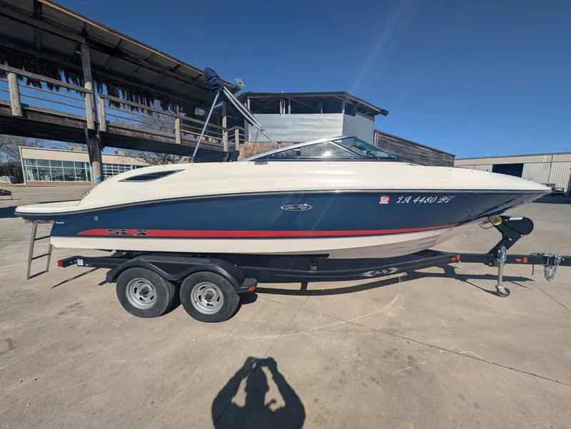 Slide: The Image of Sea Ray SLX 230 2015 - 8