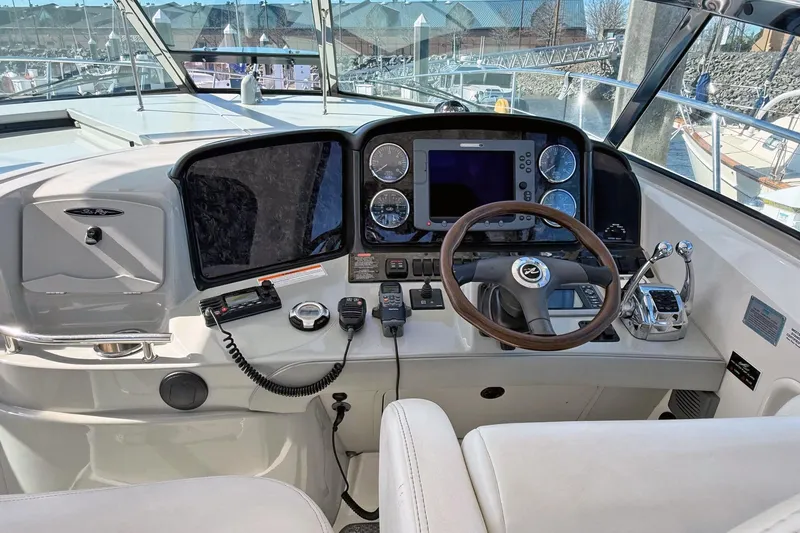 Slide: The Image of Sea Ray 390 Sundancer - Helm - 10