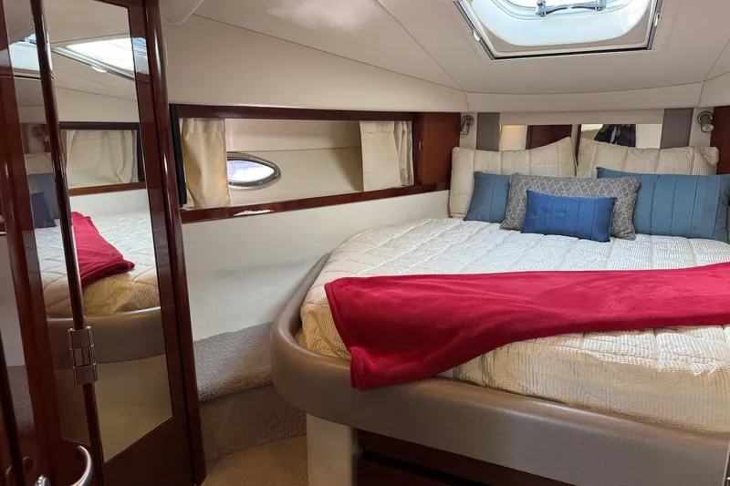 Slide: The Image of Sea Ray 390 Sundancer - Owner's Cabin - 6