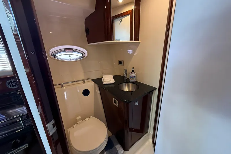 Slide: The Image of Sea Ray 390 Sundancer - Head - 8