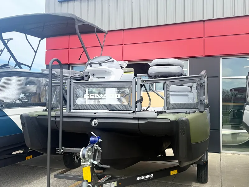Slide: The Image of Sea-Doo Switch Fish Compact - 170 hp 2026 - 6