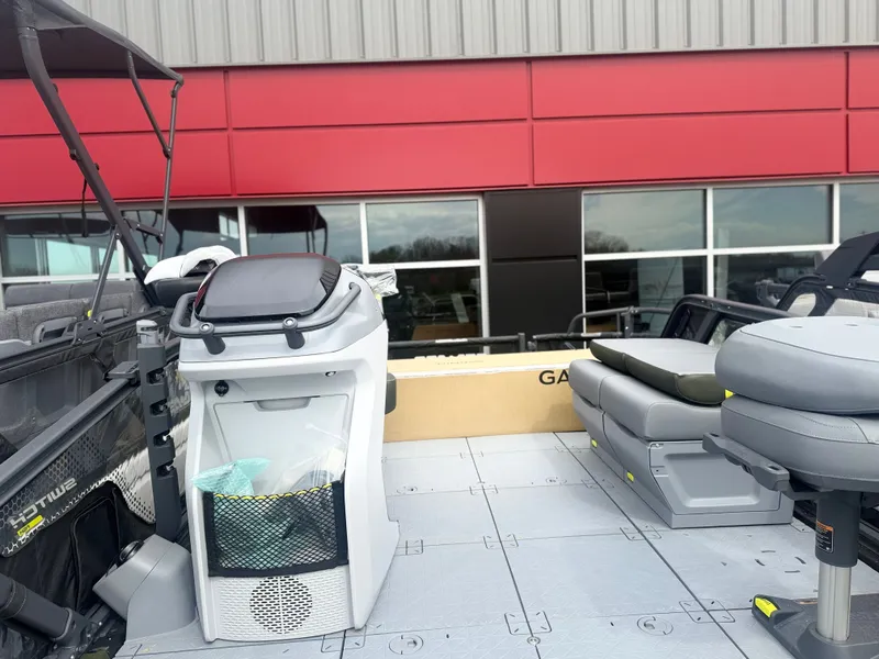 Slide: The Image of Sea-Doo Switch Fish Compact - 170 hp 2026 - 8