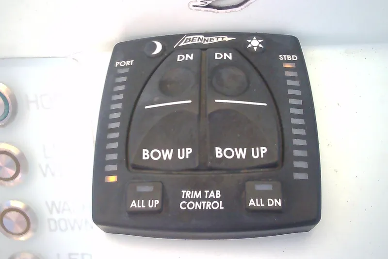 Slide: The Image of Bennett trim tab control panel on 2021 Glasstream 240 CCX boat. - 18
