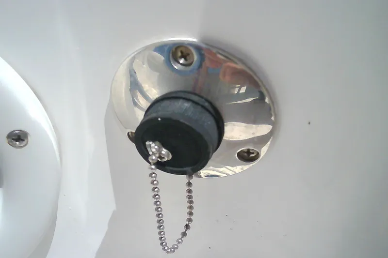 Slide: The Image of Fuel cap with chain on 2021 Glasstream 240 CCX boat. - 45