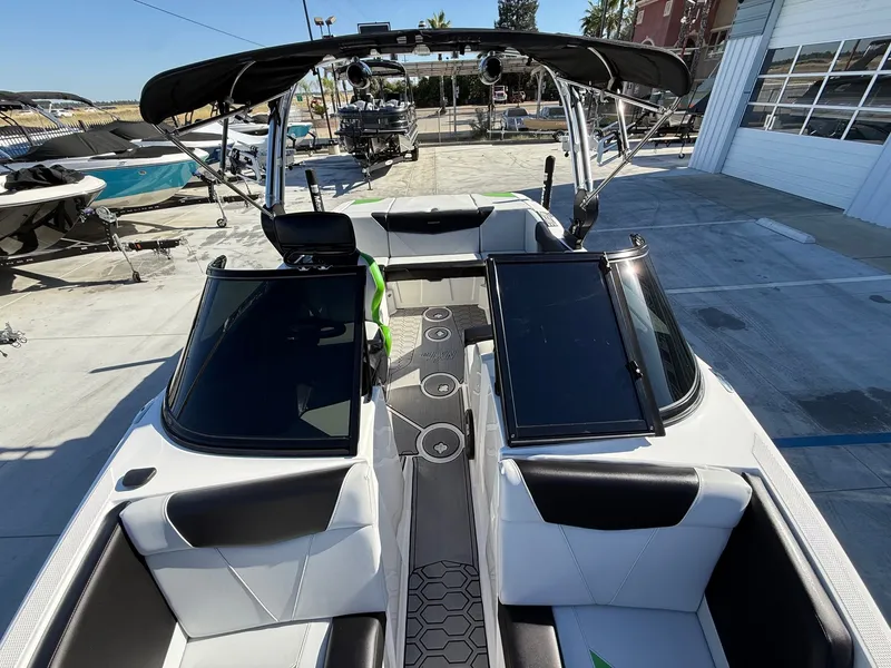 Slide: The Image of MasterCraft NXT20 2021 - 6