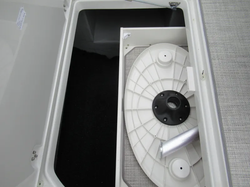 Slide: The Image of Crownline Boats 270 SS 2023 - 20