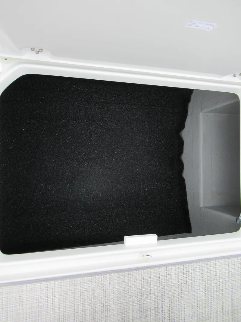 Slide: The Image of Crownline Boats 270 SS 2023 - 9