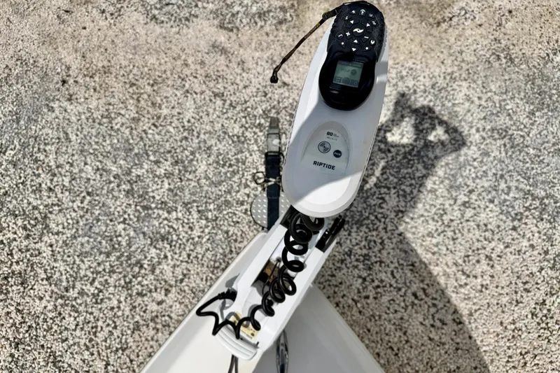 Slide: The Image of 2018 Skeeter SX2250 boat with Riptide trolling motor, top view. - 31