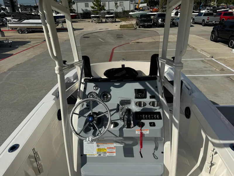 Slide: The Image of Bayliner Trophy 20CC 2026 - 9