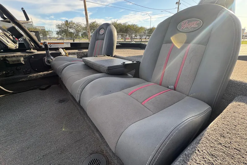 Slide: The Image of Interior of a 2016 Ranger RT188 boat with gray and pink seats. - 17