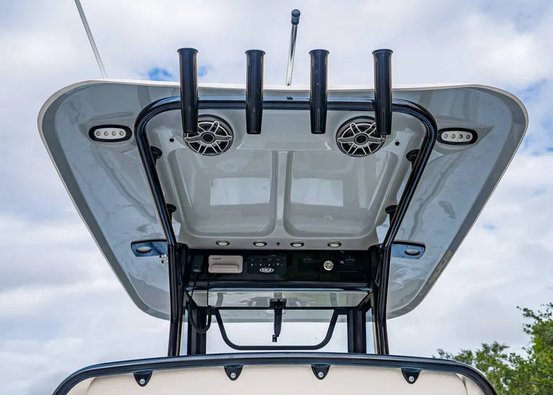 Slide: The Image of Sea Hunt Ultra 275 SE 2026 - 15