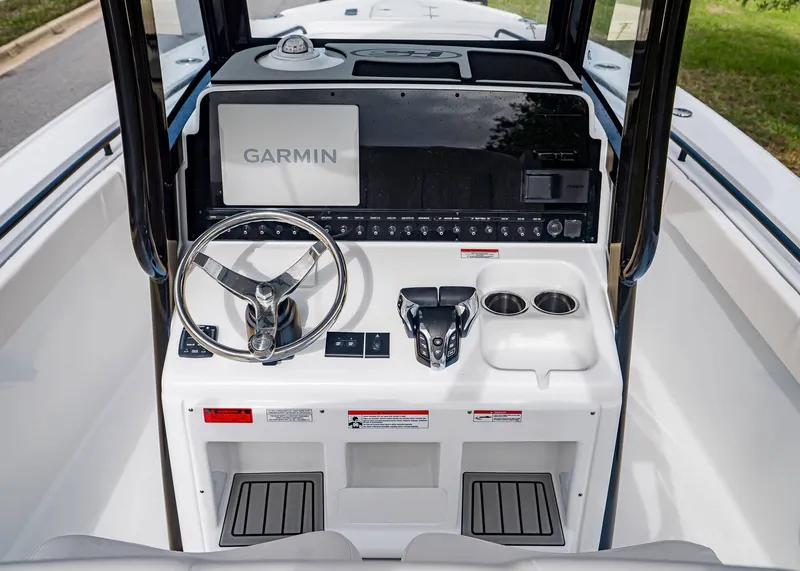 Slide: The Image of Sea Hunt Ultra 275 SE 2026 - 16