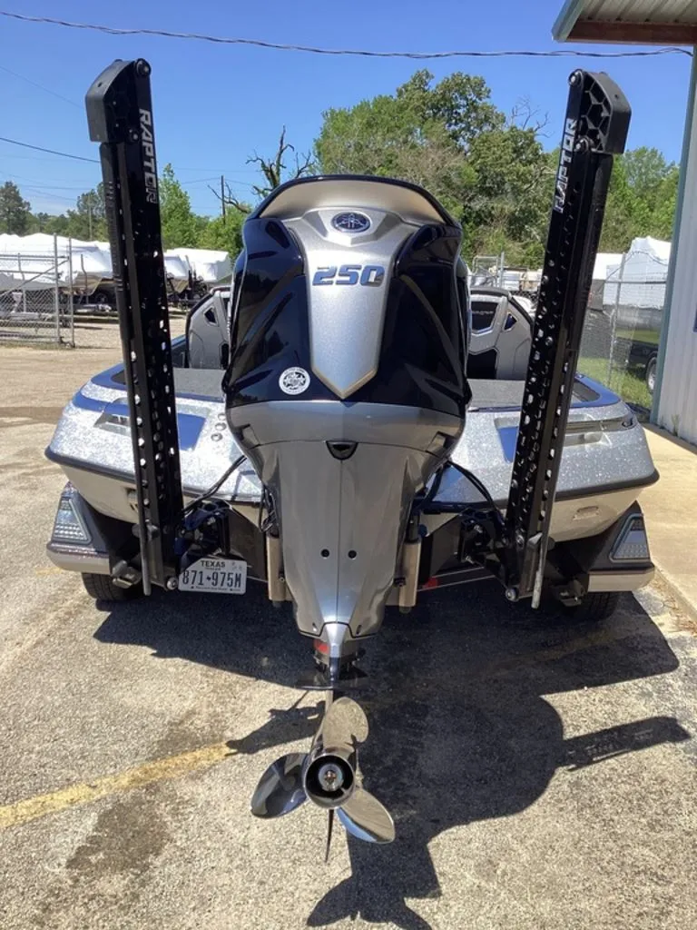 Slide: The Image of Ranger Z520R 2025 - 10