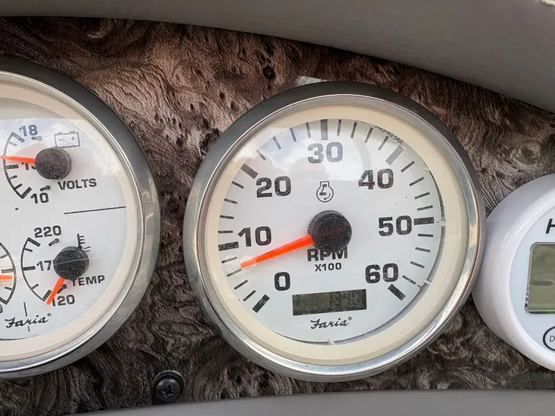 Slide: The Image of Stingray 215 LR 2011 - 4