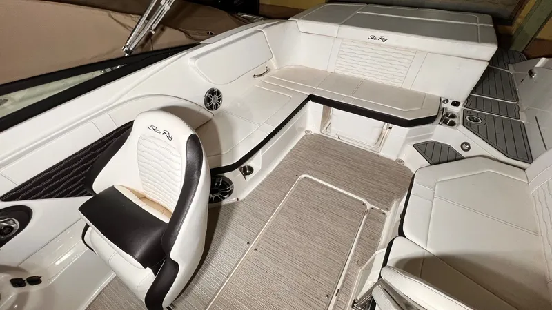 Slide: The Image of Sea Ray SPX 230 2021 - 13