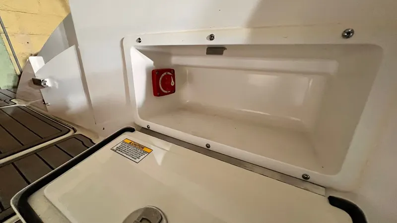 Slide: The Image of Sea Ray SPX 230 2021 - 16