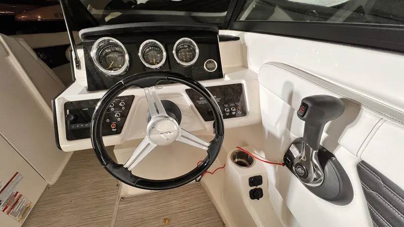 Slide: The Image of Sea Ray SPX 230 2021 - 19