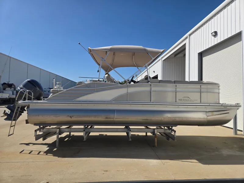 The Image of 2017 Bennington R23 pontoon boat outside warehouse. - 0