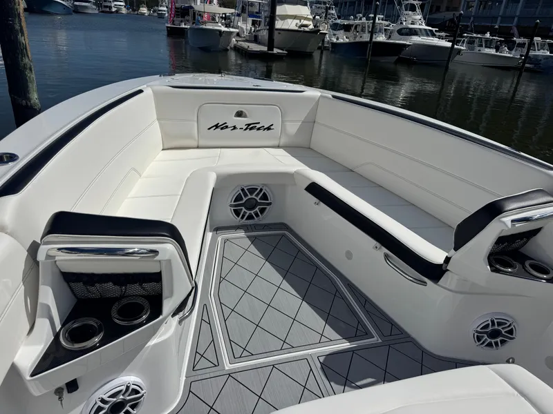 Slide: The Image of Nor-Tech 390 Sport 2025 - 12