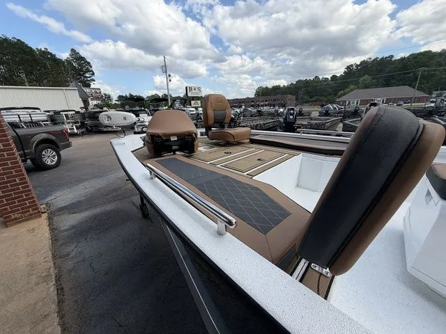 Slide: The Image of Xpress Xr21bay 2026 - 10