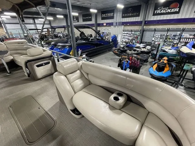 Slide: The Image of Regency 220 DL3 150 L FourStroke 2016 - 13