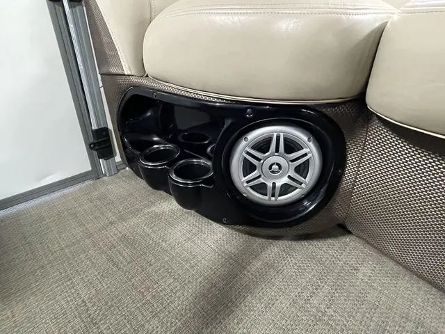 Slide: The Image of Regency 220 DL3 150 L FourStroke 2016 - 16