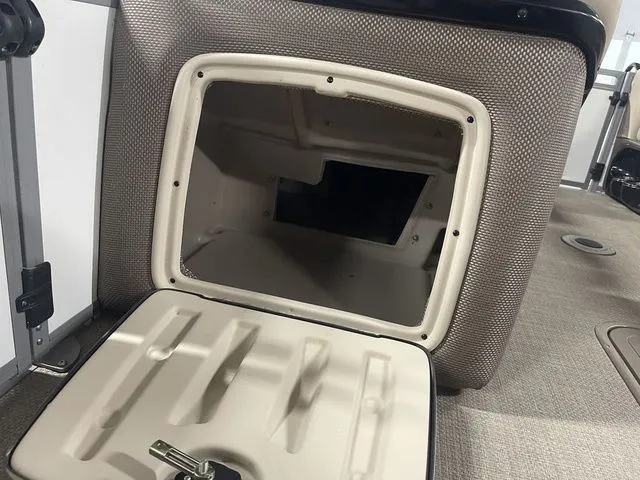 Slide: The Image of Regency 220 DL3 150 L FourStroke 2016 - 19