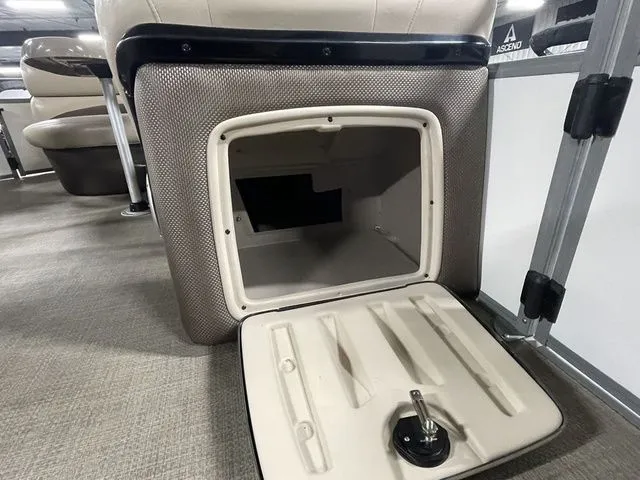 Slide: The Image of Regency 220 DL3 150 L FourStroke 2016 - 22