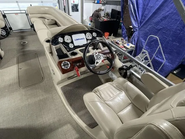 Slide: The Image of Regency 220 DL3 150 L FourStroke 2016 - 26