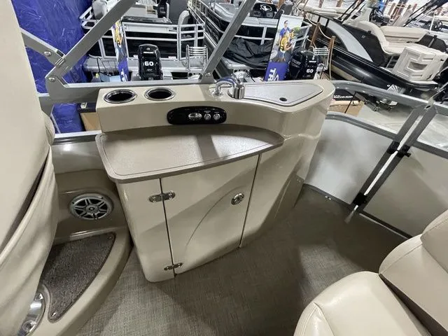 Slide: The Image of Regency 220 DL3 150 L FourStroke 2016 - 28