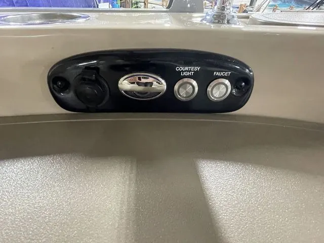 Slide: The Image of Regency 220 DL3 150 L FourStroke 2016 - 29