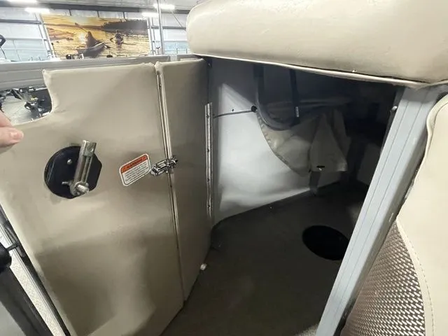 Slide: The Image of Regency 220 DL3 150 L FourStroke 2016 - 33