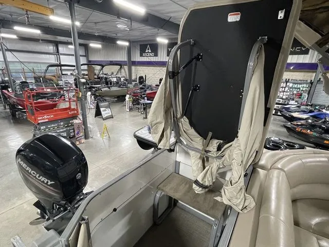 Slide: The Image of Regency 220 DL3 150 L FourStroke 2016 - 34