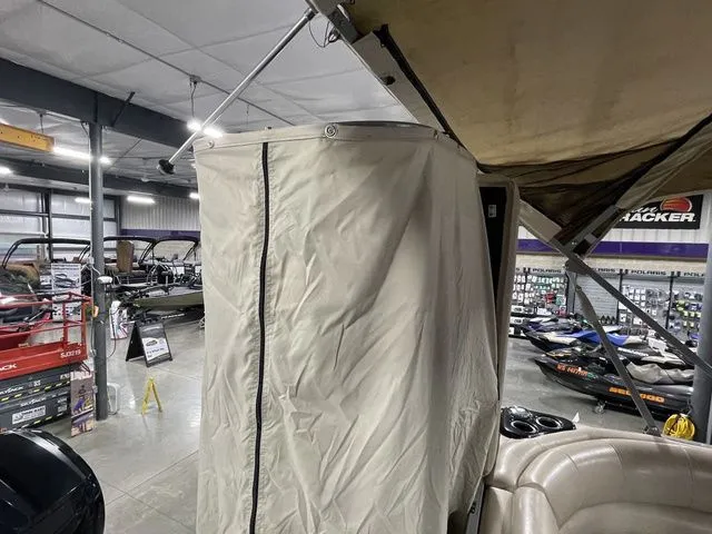 Slide: The Image of Regency 220 DL3 150 L FourStroke 2016 - 35