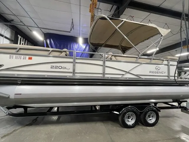 Slide: The Image of Regency 220 DL3 150 L FourStroke 2016 - 5