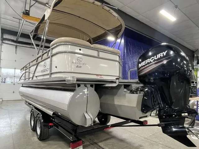 Slide: The Image of Regency 220 DL3 150 L FourStroke 2016 - 7