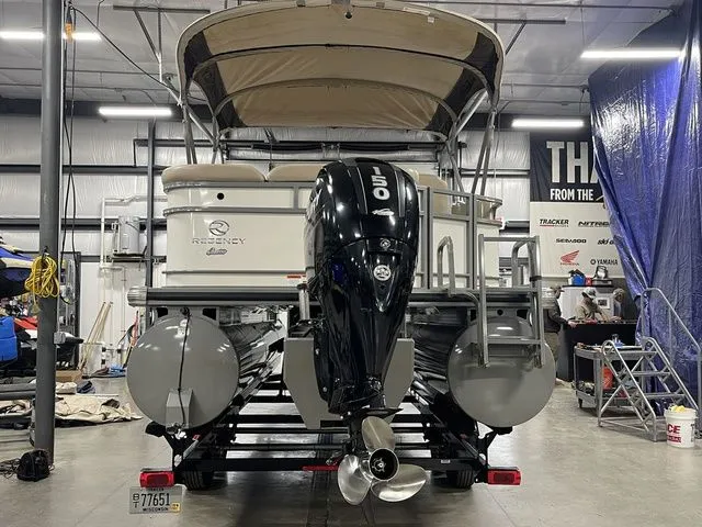 Slide: The Image of Regency 220 DL3 150 L FourStroke 2016 - 8