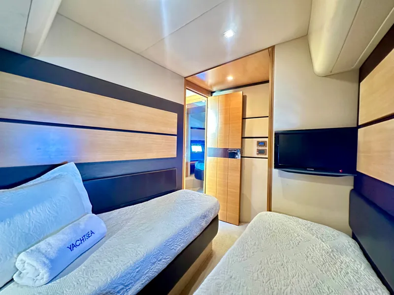 Slide: The Image of Azimut Fly 53 2011 - 34